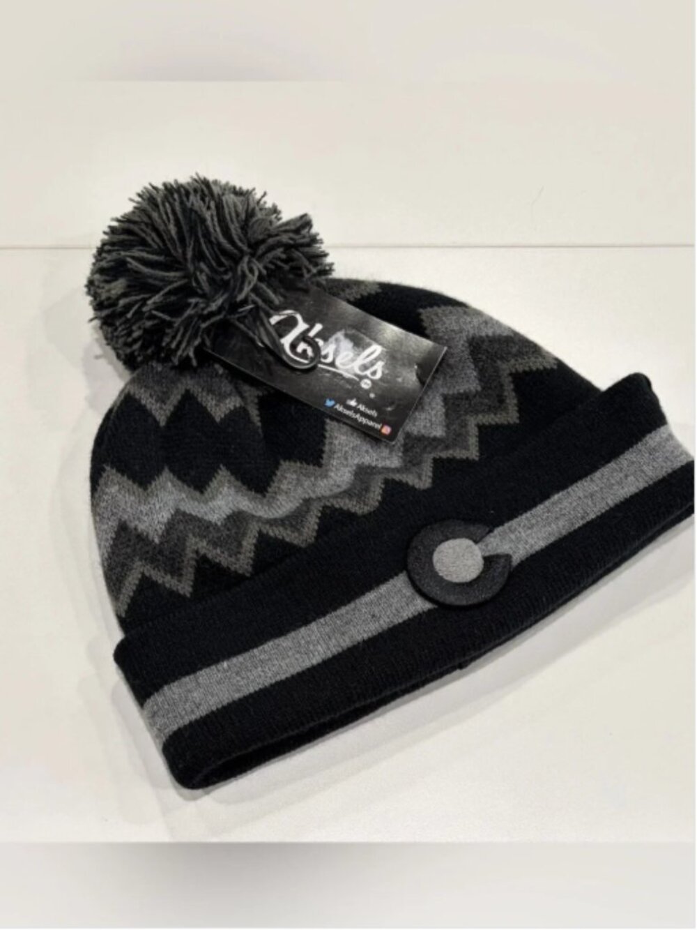 Aksels Adult Colorado Zig Zag Beanie Hat Black Grey Ski Snowboard Snow NWT